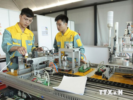 Nhiều thí sinh Việt Nam đoạt huy chương vàng ở nghề cơ điện tử.
